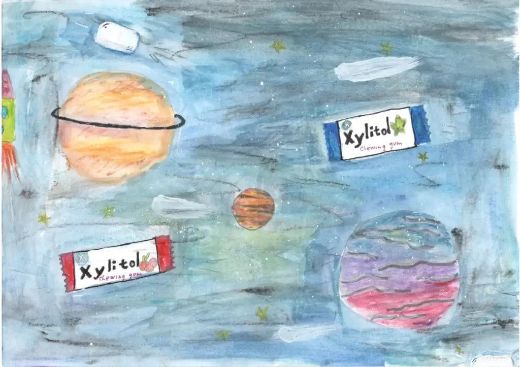 Malovaný vesmír se žvýkačkami s xylitolem (s jejich popisem) vodovými barvami na modrém pozadí s planetami, Autor: Anna Samuelová, web: zdravezvykacky.cz, článek: Xylitol žvýkačky